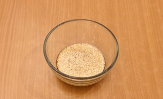 En un bol a part, prepareu l'amaniment d'amanida. Per fer-ho, barreja salsa de soja, oli vegetal, suc de llimona o llima i llavors de sèsam.