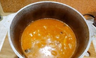 Pagkatapos nito, ibuhos ito sa kawali na may baboy at patuloy na kumulo ng halos 40 minuto. Pagmasdan ang ulam; kailangan mong pukawin ito nang madalas, dahil ang sarsa ay magiging napakalapot.