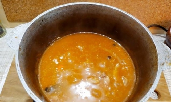Pork goulash na may tomato paste at sarsa ng harina