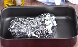 I-wrap ang shank nang mahigpit sa foil sa lahat ng panig at ilagay sa isang oven na preheated sa 180 degrees.