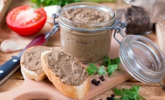Pateul finit poate fi congelat în forme sau pur și simplu păstrat la frigider într-un recipient închis cu grijă. Puteți păstra pateul de casă nu mai mult de câteva zile în frigider. Pateul finit poate fi congelat în forme sau pur și simplu păstrat la frigider într-un recipient închis cu grijă. Puteți păstra pateul de casă nu mai mult de câteva zile în frigider.