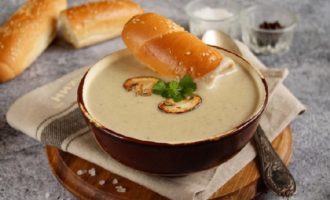 Quan la sopa arribi a bullir, apagueu el foc i aboqueu-ho en bols o plats. Serviu el plat amb pa blanc, galetes, formatge, herbes, segons el vostre criteri.