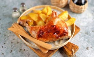 Serviu el plat acabat en porcions, afegint pollastre i patates. Aboqueu el suc que s'ha deixat anar al paper d'alumini sobre les patates i serviu immediatament calent a taula. Serviu el plat acabat en porcions, afegint pollastre i patates. Aboqueu el suc que s'ha deixat anar al paper d'alumini sobre les patates i serviu immediatament calent a taula.