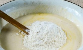 Acum adauga in aluat zaharul ramas, putina sare si faina cernuta. Făina trebuie cernută, deoarece, saturată cu oxigen, va face aluatul mai moale și mai aerisit. Se amestecă toate ingredientele și se frământă aluatul.