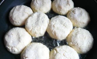 Värm luktfri vegetabilisk olja i en bred stekpanna. Sänk värmen. Lägg cheesecakes i en stekpanna och stek på ena sidan tills de fått färg.