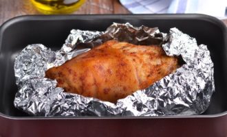 Pagkatapos ng 2 oras, buksan ang foil. Kung sa panahong ito ang karne ay hindi humiwalay sa malaking buto, magdagdag ng isa pang 25-30 minuto sa oras. Ang taba ay maiipon malapit sa mismong shank sa ilalim ng kawali. Pana-panahong isawsaw ang isang silicone brush sa taba at lubricate ang balat ng shank dito upang ito ay manatiling malambot at hindi masunog.
