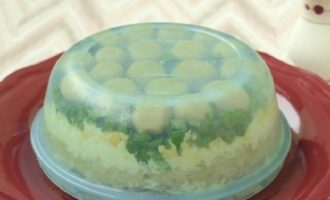 Înainte de servire, acoperiți vasul cu salata și întoarceți-l.