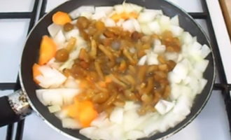 Pune ciupercile dezghețate într-o tigaie cu ceapa și morcovii și prăjești totul până se rumenește. Puneți ciupercile și legumele prăjite într-o cratiță și gătiți până când cartofii sunt complet fierți pentru încă 10-15 minute.