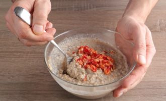 Afegiu brou calent a poc a poc a la massa resultant, remenant constantment amb una cullera.La peça ha de tenir la consistència de la crema agra rica. Afegiu les espècies del morter (all i pebre), remeneu bé.