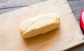 Leg het deeg op een snijplank en vorm er snel een worst van. Leg het deeg op een snijplank en vorm er snel een worst van.