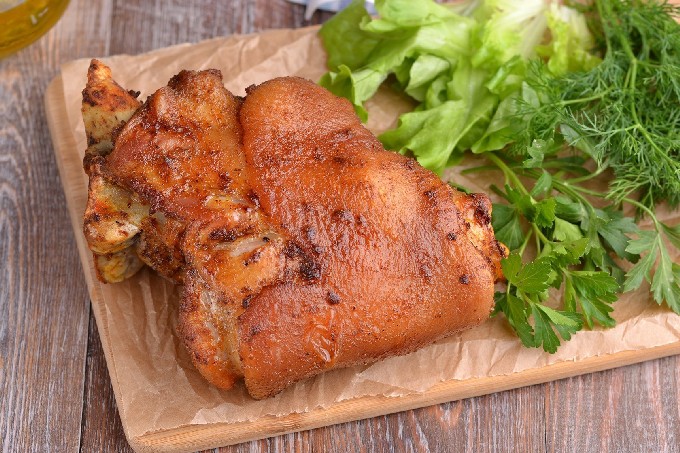 Pork knuckle na inihurnong sa foil sa oven
