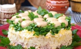 Se ornează salata Mushroom Glade cu pătrunjel deasupra și se servește.