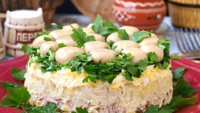 Salată de poiana de ciuperci (de pădure) cu șampioane