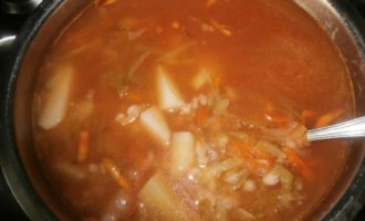 Ara hem d'afegir a la nostra sopa cogombres picats i ordi perlat bullit. Deixeu bullir tots els ingredients durant 10-15 minuts, després transferiu la barreja de fregir a una cassola, afegiu-hi sal, pebre, llorer i deixeu coure fins que estigui completament cuita. Uns 15-20 minuts.
