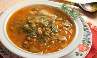 Esbandiu l'anet amb aigua suficient i després poseu-lo en un colador per escórrer tot l'excés de líquid. Piqueu finament l'anet una mica sec i afegiu-lo a la sopa acabada.La clàssica sopa d'escabetx amb ordi perlat i cogombres està a punt! Aboqueu la sopa en bols i afegiu-hi crema agra si voleu.