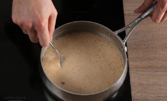 Aboqueu la resta de brou a la cassola i deixeu-ho bullir a foc fort, seguidament reduïu el foc a moderat. Afegiu la barreja de fruits secs al brou a poc a poc, remenant tota l'estona i sense deixar que bulli massa.