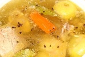 Magdagdag ng init, dalhin ang sabaw sa isang mabagal na pigsa muli pagkatapos magdagdag ng mga gulay at karne. Sa 30 min. Bago matapos ang pagluluto, magdagdag ng asin at pampalasa.