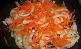 Încinge o tigaie cu o cantitate mică de ulei vegetal și prăjește ceapa în ea.Apoi adăugați morcovi la ceapă și prăjiți legumele până se înmoaie.