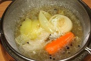 Alisin ang karne at buto mula sa natapos na sabaw at ipasa ang likido sa pamamagitan ng isang salaan. Itapon ang mga gulay at buong pampalasa.