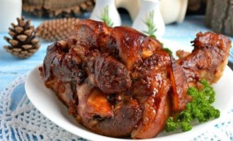 Thịt lợn đã sẵn sàng! Món ăn đã hoàn thành có thể được phục vụ nóng hoặc nguội - tùy ý bạn.
