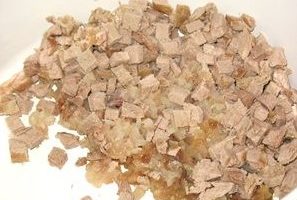Alisin ang pinakuluang kartilago at mga litid mula sa mga buto, tinadtad nang pino ang mga ito at sapal ng baka, o gilingin ang lahat sa isang gilingan ng karne.