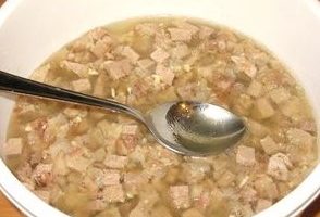 Ibuhos ang sabaw sa karne.