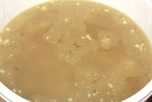 Iwanan upang palamig sa isang cool na lugar, at pagkatapos ay ilagay sa refrigerator hanggang sa ganap na itakda. Bago ihain, maingat na simutin ang taba mula sa jellied meat.
