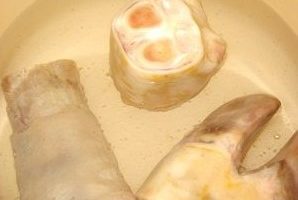 Para sa unang sabaw, ibuhos ang tubig sa mga bahagi ng binti upang ganap silang maitago.