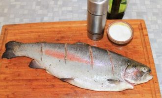 Nu ska vi göra 4 tvärgående snitt på fisken på båda sidor och gnugga båda sidor med olivolja och kryddor (salt och peppar). För att blötlägga fisken, låt den stå i 20 minuter. Nu ska vi göra 4 tvärgående snitt på fisken på båda sidor och gnugga båda sidor med olivolja och kryddor (salt och peppar). För att blötlägga fisken, låt den stå i 20 minuter.