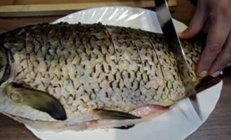 Skala löken och morötterna. Hacka en lök i tunna kvartsringar. Mal morötterna på ett grovt rivjärn. Tvätta persiljan och finhacka den. Lägg hälften av den hackade löken, morötterna och persiljan i en separat skål.