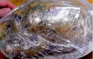 I-wrap ang pabo ng mga pampalasa nang mahigpit na may cling film at ilagay sa isang malamig na lugar magdamag upang i-marinate ang karne.