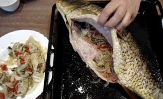 Blanda gräddfil med hackad vitlöksklyfta, salt och peppar i en kopp. Tillsätt hälften av denna sås till de hackade grönsakerna och rör om. Detta blir fyllningen.