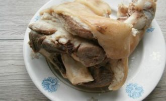 Lấy phần thân đã luộc ra khỏi chảo và để nguội một chút.