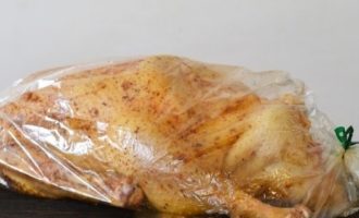 Lubriqueu l'oca amb una barreja de condiments per tots els costats i per dins. Posem la carn recoberta d'adob en una màniga, fixem les vores de la màniga, posem el paquet en un bol i posem la carn a la nevera perquè quedi saturada d'espècies. Mantingueu l'oca a la nevera almenys dues hores, o podeu deixar-la tota la nit. Lubriqueu l'oca amb una barreja de condiments per tots els costats i per dins. Posem la carn recoberta d'adob en una màniga, fixem les vores de la màniga, posem el paquet en un bol i posem la carn a la nevera perquè quedi saturada d'espècies. Mantingueu l'oca a la nevera almenys dues hores, o podeu deixar-la tota la nit.