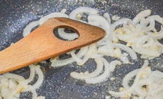Talleu la ceba a mitges rondelles i fregiu-la en oli de gira-sol fins que estigui translúcida. Si es desitja, les pastanagues es poden fregir juntament amb la ceba.