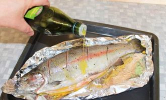 Täck en bakplåt med en bit folie och smörj den med olivolja. Och lägg fisken ovanpå. Täck en bakplåt med en bit folie och smörj den med olivolja. Och lägg fisken ovanpå.