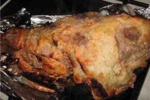 Nướng thịt cừu trong lò ở nhiệt độ 180°C trong 1,5 giờ. Phục vụ thịt nướng với bất kỳ loại rau nào.