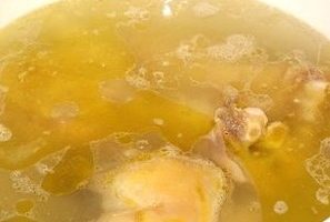 Dalhin ang pangalawang sabaw sa isang pigsa sa katamtamang init. Ang tubig ay hindi dapat kumulo, ang mga bula ng kumukulong tubig ay dapat na halos hindi kapansin-pansin at bihirang gumulong. Ang pagkulo ay hindi dapat huminto. Lutuin ang sabaw tulad nito sa loob ng halos 6 na oras, ang ilan ay iniiwan ito nang magdamag.