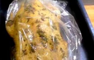 Ilagay ang bangkay sa isang baking sheet at maghurno sa oven sa 180 ° C sa loob ng 1.5 oras.