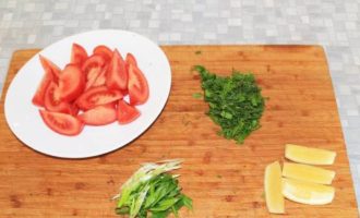 Låt oss förbereda ingredienserna för en vacker presentation av vår maträtt. Skär resten av citronen i skivor. Vi hackar även tomaterna. Tvätta och finhacka grönsakerna (dill och persilja), och skär salladslöken i små fjädrar, något diagonalt. Låt oss förbereda ingredienserna för en vacker presentation av vår maträtt. Skär resten av citronen i skivor. Vi hackar även tomaterna. Tvätta och finhacka grönsakerna (dill och persilja), och skär salladslöken i små fjädrar, något diagonalt.