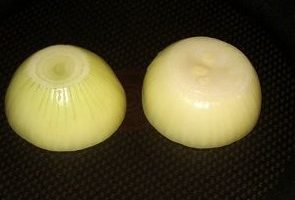 Gupitin ang isang peeled na malaking sibuyas sa kalahating crosswise. Ilagay ang parehong kalahati sa loob sa isang mainit at tuyo na kawali hanggang sa bahagyang pinirito.