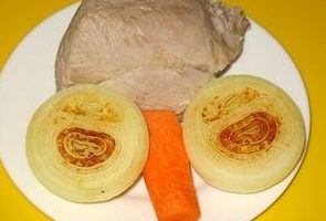 Balatan ang isang malaking karot (o 2 maliit) at idagdag ito nang buo sa binti. Isang oras at kalahati bago matapos ang pagluluto, idagdag ang mga kalahati ng sibuyas, buong karot at karne sa sabaw.