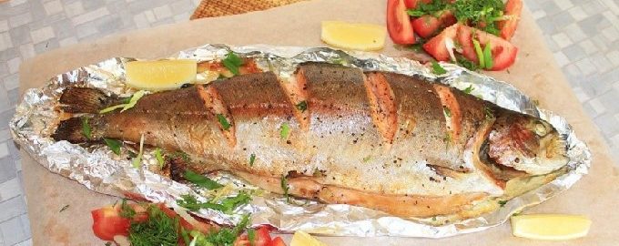 Öring bakad i folie i ugnen