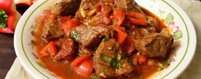 Varkensvleesgoulash met jus in een koekenpan