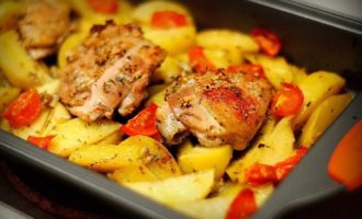 Gà với khoai tây trong lò nướng trên khay nướng