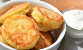Bánh kếp phô mai tươi ngon với bột báng trong chảo rán