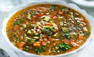 Rassolnik với lúa mạch và dưa chua
