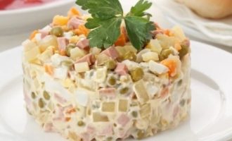 Oliviersalade met worst en augurken