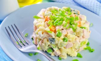 Salad Olivier với thịt gà