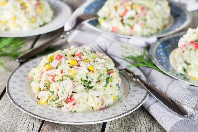 Sallad med krabbapinnar